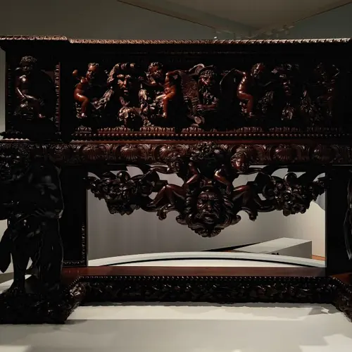 Koning Willem III kocht in 1872 twee van deze kasten en plaatste ze in de nieuwe eetzaal van Paleis Het Loo.