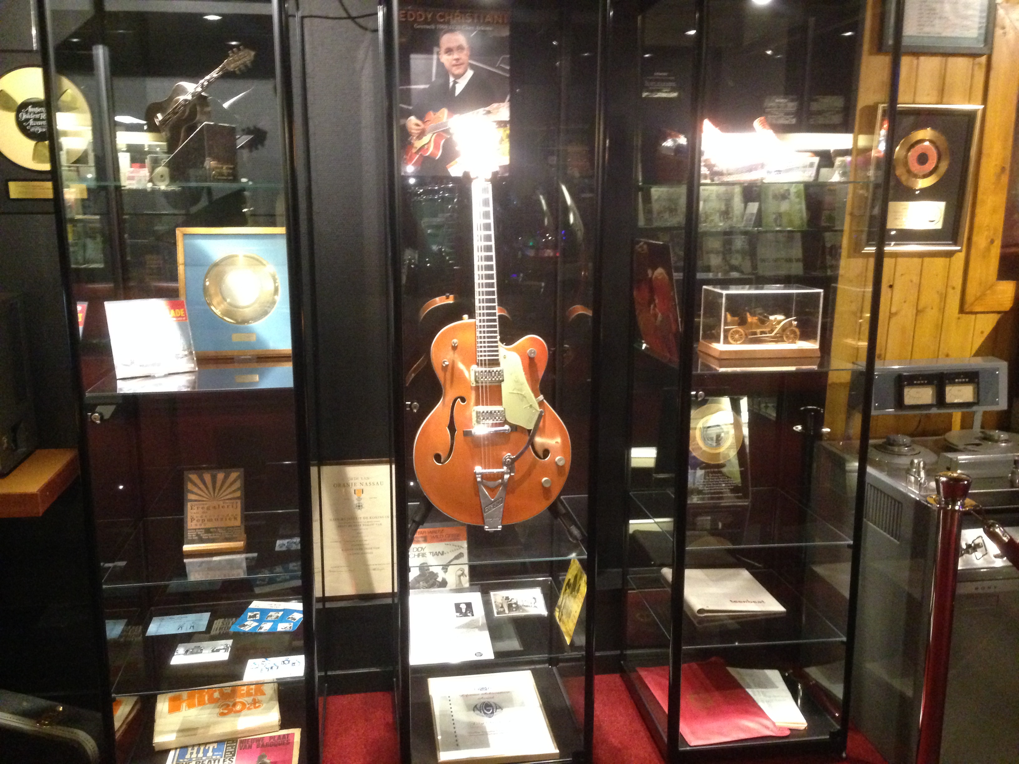 De eerste elektrische gitaar in Nederland. Eddy Christiani kocht deze.