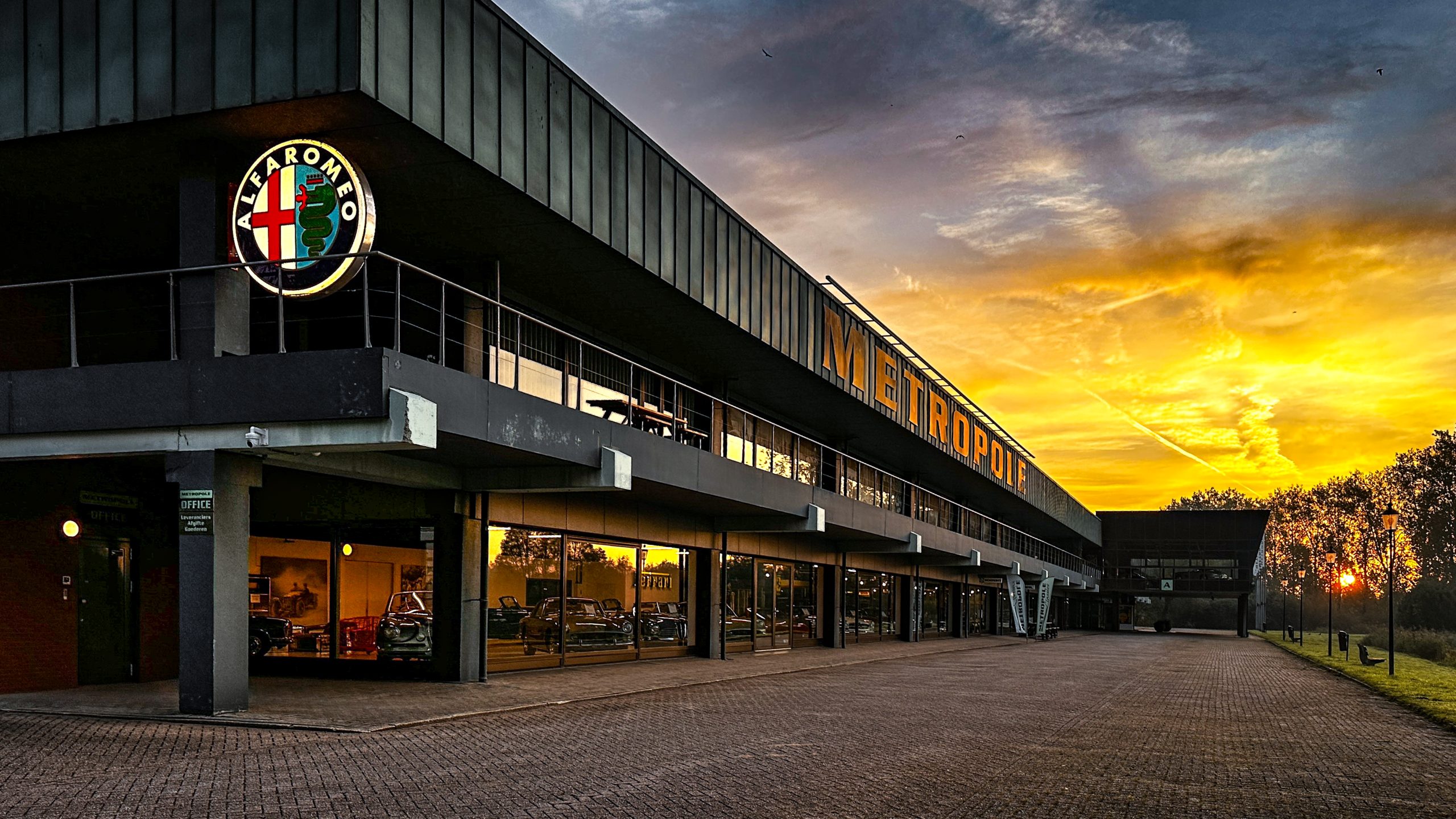 Alles staat in een grote hal met veel ruimte. Je kunt rustig rondlopen en alles goed bekijken.