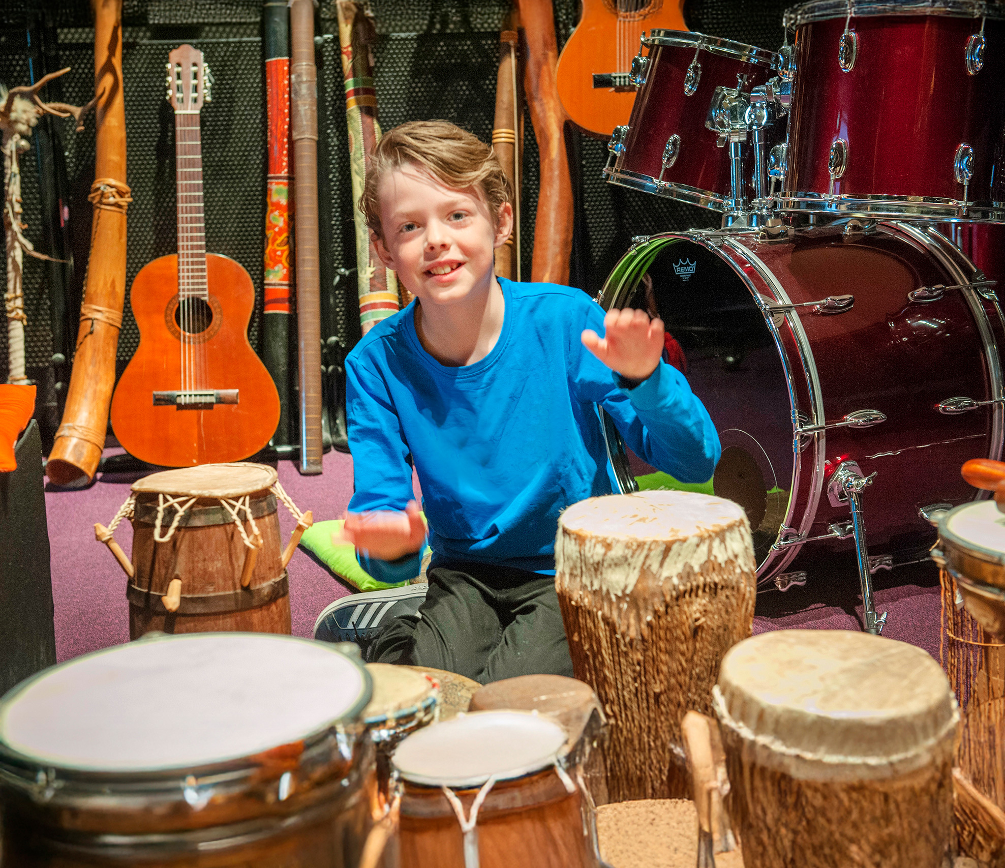 In het MuziekLab mag iedereen zelf muziek maken.