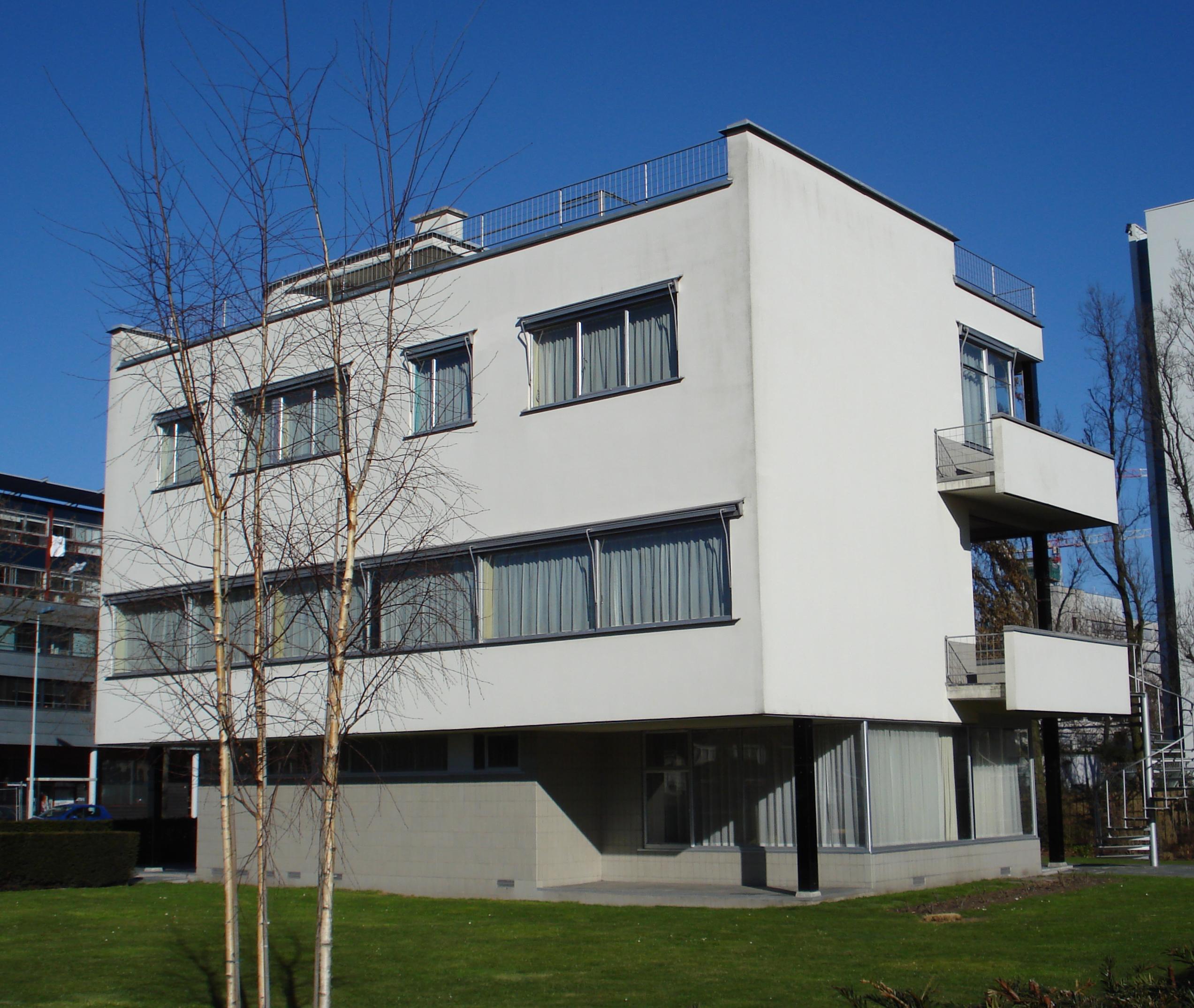Dit bijzondere huis is gebouwd in de jaren dertig. Het laat zien hoe een rijke familie toen woonde en leefde.