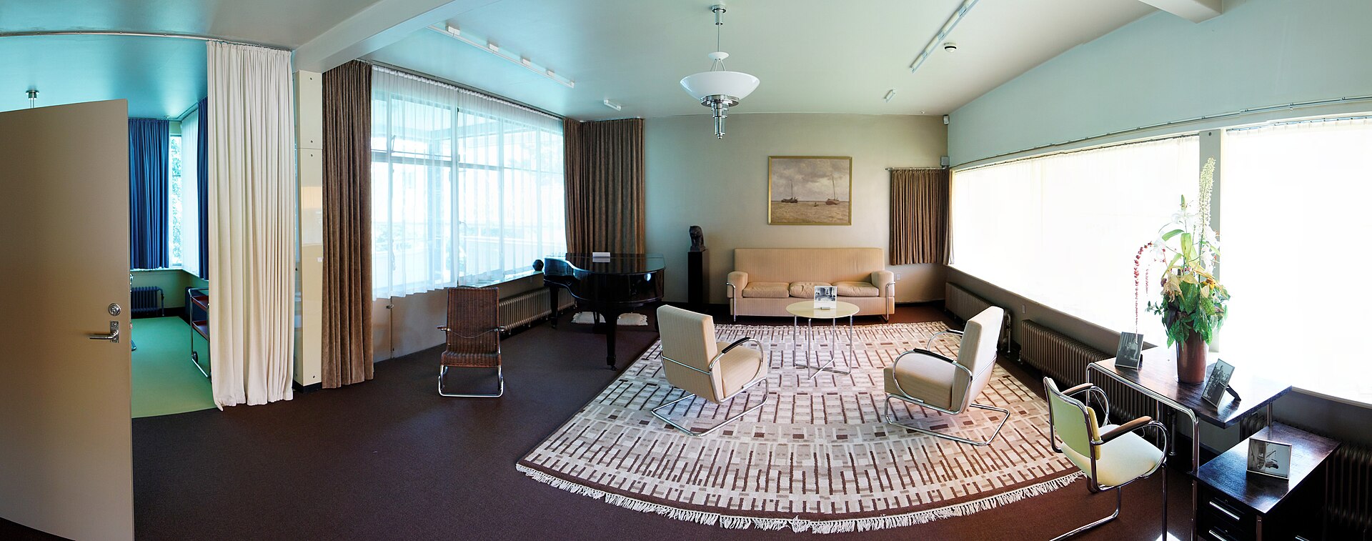 Alles in het huis is ingericht in de stijl van het Nieuwe Bouwen: strak, licht en modern voor die tijd.