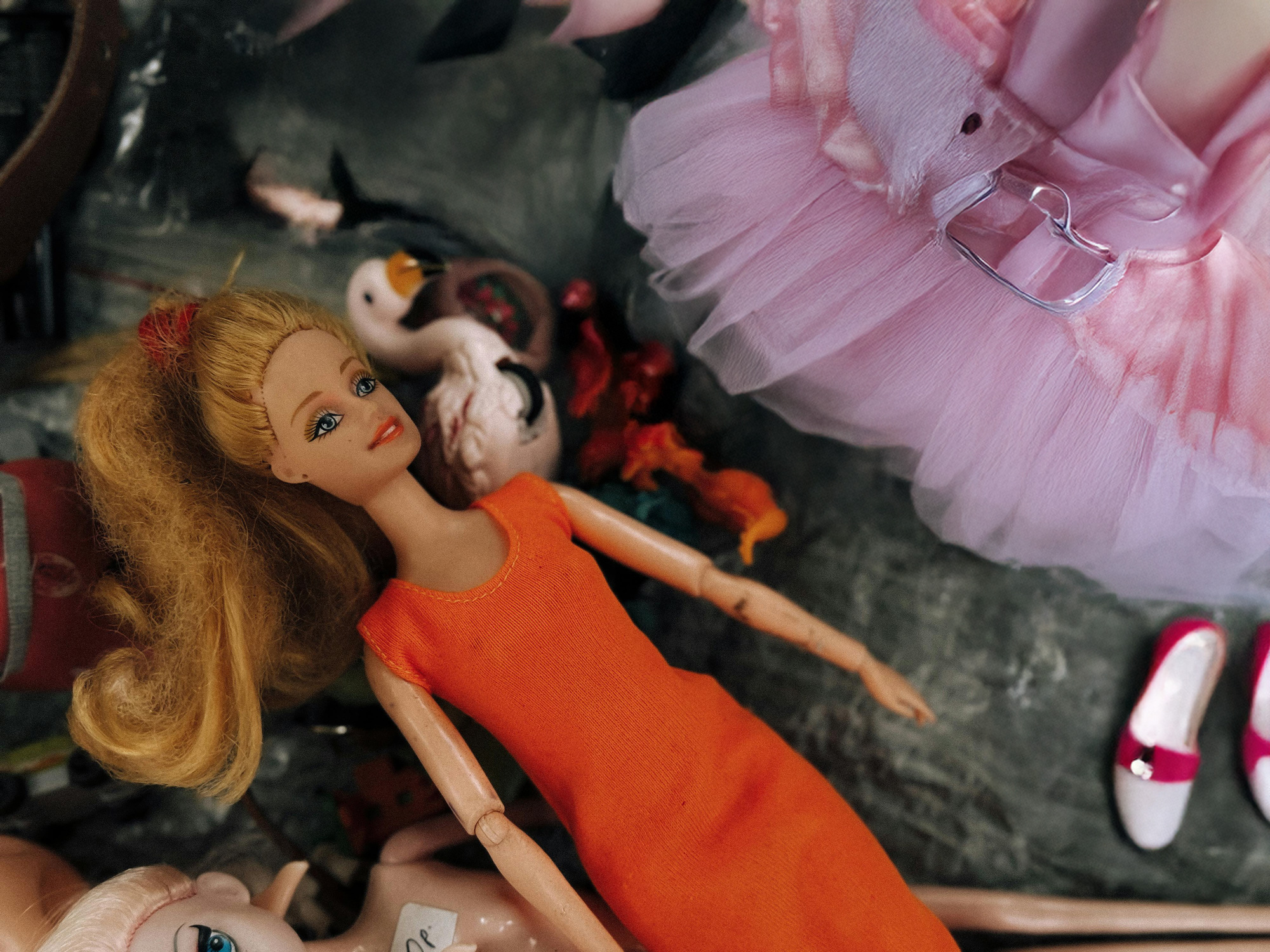 Barbie heeft in de loop der jaren duizenden outfits gehad, van simpele jurken tot dure jurken die zijn gemaakt door echte modeontwerpers. Barbie heeft in de loop der jaren duizenden outfits gehad, van simpele jurken tot dure jurken die zijn gemaakt door echte modeontwerpers.